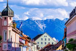 Uno scorcio del centro di Murnau am Staffelsee con le montagne sullo sfondo (Germania).
