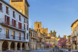 Uno scorcio del centro di Olite, Spagna, con il Palazzo Reale sullo sfondo.

