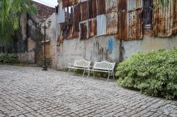 Uno scorcio del centro storico della città di Songkhla, Thailandia: una vecchia strada con case e edifici.

