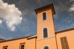 Uno scorcio del centro storico di Acquapendente nei pressi di Viterbo, Lazio, in una giornata nuvolosa.
