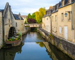 Uno scorcio del centro storico di Bayeux (Francia) con il ponte che attraversa il fiume. La fama di questa località del Calvados deriva dal celebre arazzo medievale dichiarato patrimonio ...