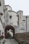 Uno scorcio del centro storico di Borgio Verezzi, Liguria. Passeggiando per le vie acciottolate del borgo si possono scoprire gli angoli più suggestivi - © Eder / Shutterstock.com ...