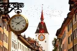 Uno scorcio del centro storico di Bremgarten con il campanile, Canton Argovia, Svizzera.

