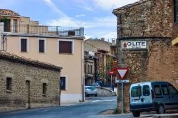 Uno scorcio del centro storico di Olite, Navarra, Spagna - © Elzloy / Shutterstock.com