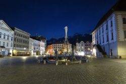 Uno scorcio del centro storico di Olomouc, Moravia, by night (Repubblica Ceca). La città occupa il luogo dove un tempo sorgeva un castrum romano fondato in epoca imperiale.



