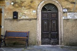 Uno scorcio del centro storico di Sassetta, Toscana. ...