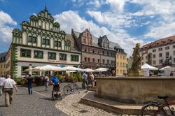 Uno scorcio del centro storico di Weimar (Germania) con la casa di Lucas Cranach nella Piazza del Mercato - © Valery Rokhin / Shutterstock.com