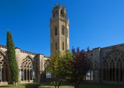 Uno scorcio del chiostro della cattedrale di Lerida, Spagna: nota anche come Seu Villa, fu costruita mescolando gli stili romanico e gotico.

