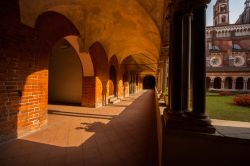 Uno scorcio del cortile della basilica di Sant'Andrea a Vercelli, Piemonte. Al centro dei locali del monastero si trova il chiostro che venne ristrutturato nel corso del XVI° secolo. ...