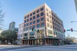 Uno scorcio del downtown di Jackson, Mississippi, Stati Unti d'America. La cittadina è situata sul Pearl River e riceve l'acqua dal bacino Ross Barnett - © amadeustx / Shutterstock.com ...