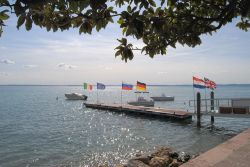 Uno scorcio del lago di Garda da Bardolino, provincia di Verona, Veneto. Adagiato sulla riva orientale del Lago di Garda, il Comune di Bardolino si estende su una superficie di circa 57 chilometri ...