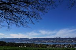 Uno scorcio del lago di Zurigo fotografato da Kilchberg, Svizzera