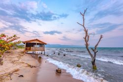 Uno scorcio del lago Tanganyika nei pressi di Bujumbura, Burundi. Un bel tramonto con una tipica casetta in legno sullo sfondo.

