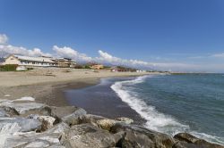 Uno scorcio del litorale di Marinella di Sarzana, Liguria. Lembo costiero del Comune di Sarzana, la frazione di Marinella ha territorio delimitato dalla provincia di Massa Carrara a sud-est, ...