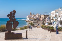 Uno scorcio del lungomare di Sitges con la chiesa di San Bartolomeo e Santa Tecla sullo sfondo, Spagna - © GeNik / Shutterstock.com