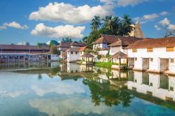 Uno scorcio del Padmanabhapuram Palace a Trivandrum, India. Affacciato su uno stagno, è dedicato alla divinità Vishnu.
