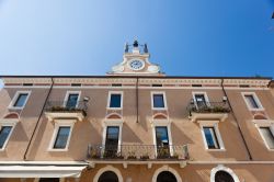 Uno scorcio del Palazzo Municipale nella città di Bardolino, provincia di Verona, Veneto. In cima svetta l'orologio sormontato da due statue e una campana.

