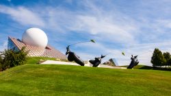 Uno scorcio del parco Futuroscope a Poitiers, Francia: sculture moderne di Jean-Louis Toutain - © Oligo22 / Shutterstock.com