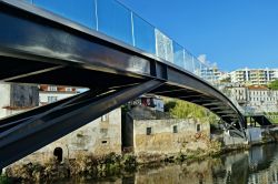 Uno scorcio del ponte sul fiume Lis nella città di Leiria, Portogallo.

