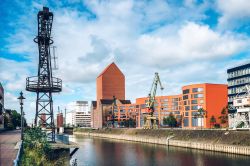 Uno scorcio del porto di Duisburg, Germania. Questa cittadina vanta il porto fluviale più importante d'Europa per volumi di merci.



