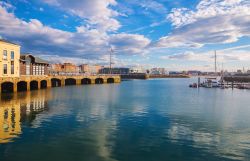 Uno scorcio del porto di Gijon, Spagna: qui si possono ormeggiare yacths e imbarcazioni.

