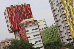 Uno scorcio del quartiere moderno di Accra con edifici colorati, Ghana - © BOULENGER Xavier / Shutterstock.com