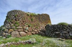 uno scorcio del sito archeologico di Nuraghe Losa in Sardegna
