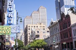 Uno scorcio del Sixth Street a Austin, Texas (USA). Si tratta di un distretto storico della città americana. Sullo sfondo, i tre palazzi vittoriani costruiti alla fine del 1800 - © ...
