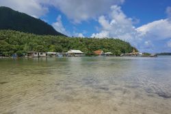 Uno scorcio del villaggio di Maeva, isola di Huahine, Polinesia Francese. Questa graziosa località si affaccia sul lago salato Fauna Nui.


