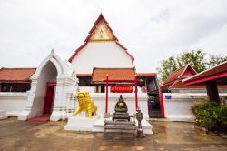 Uno scorcio del Wat Pa Lelai Temple a Suphan Buri, Thailandia: Black Rahu con la statua del leono dorato, simboli della provincia di Suphan Buri - © Seeme / Shutterstock.com