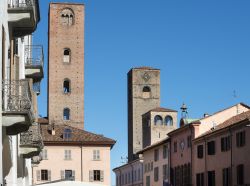 Scorcio panoramico del borgo medievale di Alba, Piemonte, Italia.  Un tempo conosciuta come la città delle cento torri, oggi Alba ne conserva dieci di cui tre (Bonino, Sineo e Astesiano) ...