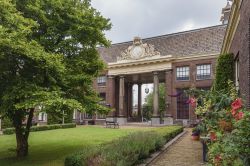 Uno scorcio della Almshouse con il parco verde nel centro storico di Haarlem, Olanda - © Julia700702 / Shutterstock.com