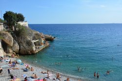 Uno scorcio della Baia degli Angeli, spiaggia e scogli a Nizza, Francia. Secondo la tradizione a dare questo nome alla baia sarebbero stati i pescatori: nelle loro reti avrebbero portato sin ...