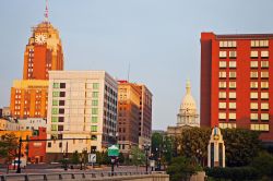 Uno scorcio della città di Lansing, Michigan, al tramonto. Capitale dello stato americano del Michigan, il suo territorio si sviluppa per la maggior parte nella contea di Ingham. 
