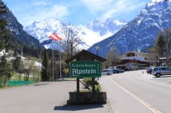 Uno scorcio della cittadina di Brand, distretto di Bludenz (Austria), con le Alpi innevate. La fotografia è stata scattata dalla strada principale, Gufer Street - © RukiMedia / Shutterstock.com ...