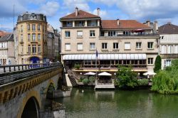 Uno scorcio della cittadina di Metz in estate, Francia. Capoluogo della Lorena, da sempre incrocio di vie commerciali dal sud al nord dell'Europa, Metz ha antiche origini pre-romane - © ...