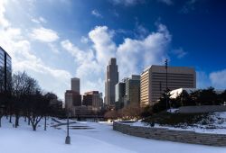 Uno scorcio della cittadina di Omaha in inverno con la neve, Nebraska, USA.
