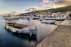 Uno scorcio della cittadina di Senj (Croazia) e del suo porto. E' situata lungo il canale della Morlacca.
