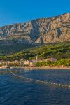 Uno scorcio della cittadina di Tucepi, Croazia, vista dal mare. Tucepi può essere facilmente raggiunta da Spalato - © OPIS Zagreb / Shutterstock.com