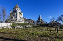 Uno scorcio della collegiata di Saint Quiriace a Provins con la Tour Cesar sullo sfondo, Francia. La chiesa in stile romanico risale al XII° secolo - © Jacky D / Shutterstock.com