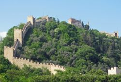 Uno scorcio della fortezza di Marostica in cima alla collina, Veneto. La costruzione delle mura risale all'epoca degli Scaligeri che dominarono questo territorio dal 1311 al 1387 - © ...