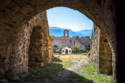 Uno scorcio della fortezza di Patrasso nei pressi del ponte Rio-Antirio che attraversa lo Stretto del Golfo di Corinto, Grecia.

