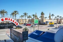 Uno scorcio della passeggiata di Fuengirola, Spagna, con ristoranti e attività alberghiere - © PhilDarby / Shutterstock.com 