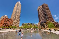 Uno scorcio della Public Square di Cleveland, Ohio, con gente in relax in una calda giornata d'estate - © Lucky-photographer / Shutterstock.com