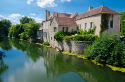 Uno scorcio della Serein e alcune case di Noyers in Francia - © Michal Szymanski / Shutterstock.com 