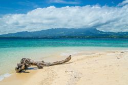 Uno scorcio della spiaggia deserta di Lautoka, città a ovest di Viti Levu, Figi. Questo paradiso tropicale è celebre anche per la produzione di canna da zucchero da cui prende ...