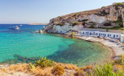 Uno scorcio della spiaggia di Rema, isola di Kimolos, Grecia, con la sua acqua trasparente e cristallina.
