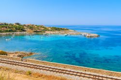 Uno scorcio della strada ferrata lungo la baia nel villaggio di Algajola, Corsica. Questa località marittima della costa settentrionale della Corsica fa parte dell'arrondissement ...