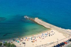 Uno scorcio della suggestiva spiaggia di Pizzo Calabro, Calabria. Sulla costa nord est del borgo in provincia di Vibo Valentia si estendono quasi 9 chilometri di spiagge sabbiose.



