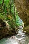 Uno scorcio della valle dell'Orfento nei pressi del villaggio di Caramanico Terme, Abruzzo, Italia. Il fiume Orfento conferisce il nome alla splendida vallata che scende sino all'abitato ...